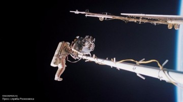 Украинцы просят Порошенко сажать россиян в тюрьму за выход в открытый космос