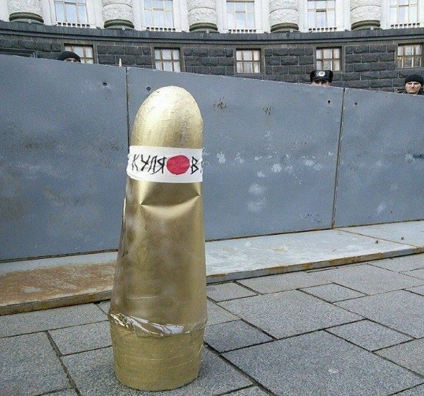 Пуля в лоб: Савченко реализует кошмарное предвидение Яценюка Пуля в лоб: Савченко реализует кошмарное предвидение Яценюка