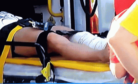 Медики уронили французского гимнаста, сломавшего ногу на Олимпиаде. ВИДЕО