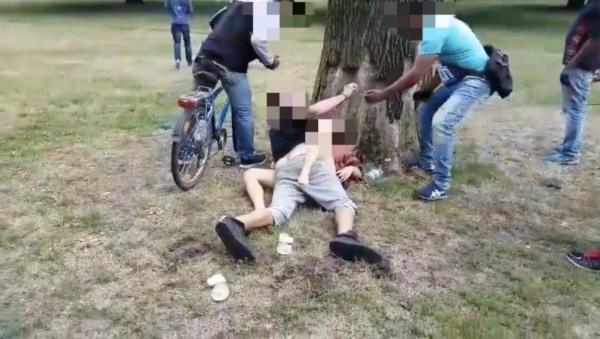 Их нравы. Не обращая внимание на окружающих, эта пара занималась сексом в центре европейской столицы... Их нравы. Не обращая внимание на окружающих, эта пара занималась сексом в центре европейской столицы...