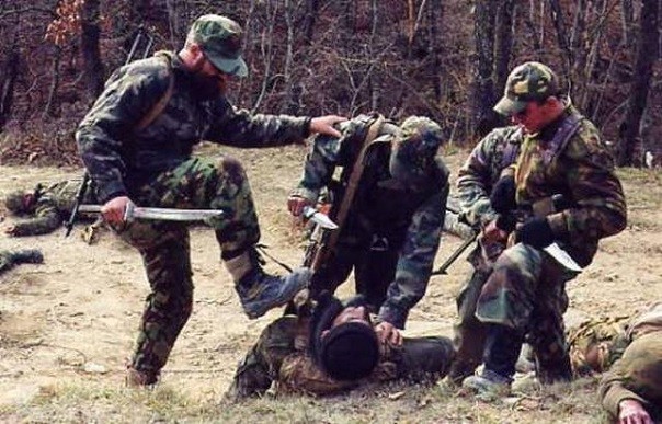 ОНИ всегда добивают своих раненых врагов...