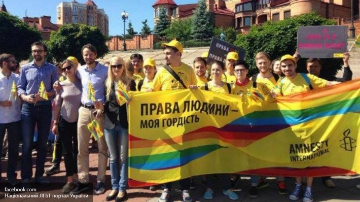 Триста полицейских отбили 50 геев от националистов на ЛГБТ-марше в Одессе Триста полицейских отбили 50 геев от националистов на ЛГБТ-марше в Одессе