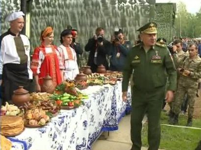 Шойгу продегустировал блюда полевой кухни на Армейских играх