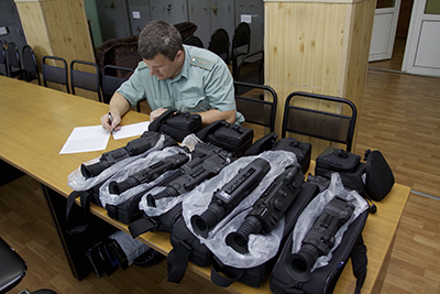 Проводница поезда Москва – Киев везла из России на Украину партию тепловизоров и оптических прицелов Проводница поезда Москва – Киев везла из России на Украину партию тепловизоров и оптических прицелов