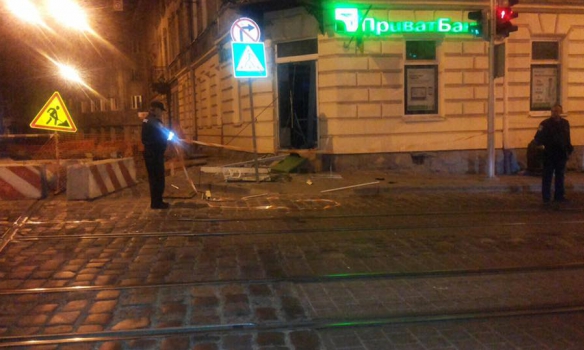 Во Львове двое в балаклавах подорвали банкомат "Приватбанка" Во Львове двое в балаклавах подорвали банкомат "Приватбанка"