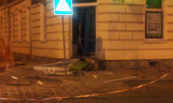 Во Львове двое в балаклавах подорвали банкомат "Приватбанка" Во Львове двое в балаклавах подорвали банкомат "Приватбанка"