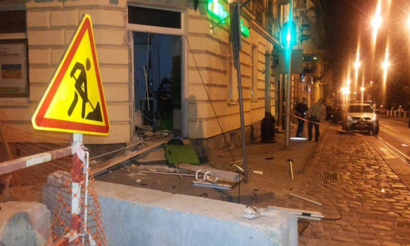 Во Львове двое в балаклавах подорвали банкомат "Приватбанка"