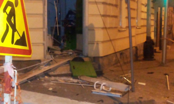 Во Львове двое в балаклавах подорвали банкомат "Приватбанка" Во Львове двое в балаклавах подорвали банкомат "Приватбанка"