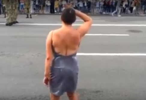 Сеть “порвало” видео марша алкоголички на репетиции парада в Киеве