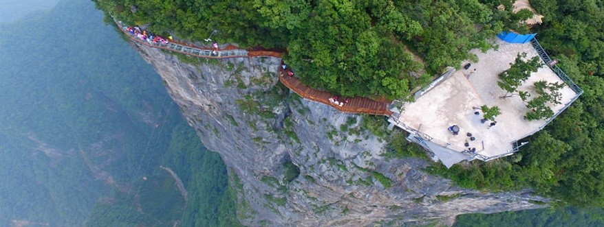 Взгляд на этот стеклянный мост на высоте в 1,5 км вызовет у вас как минимум головокружение. Взгляд на этот стеклянный мост на высоте в 1,5 км вызовет у вас как минимум головокружение.