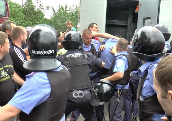 Врадиевка-2: копы насмерть забили «бытового хулигана» на глазах жены и детей. Город восстал (Фото 18+) Врадиевка-2: копы насмерть забили «бытового хулигана» на глазах жены и детей. Город восстал (Фото 18+)