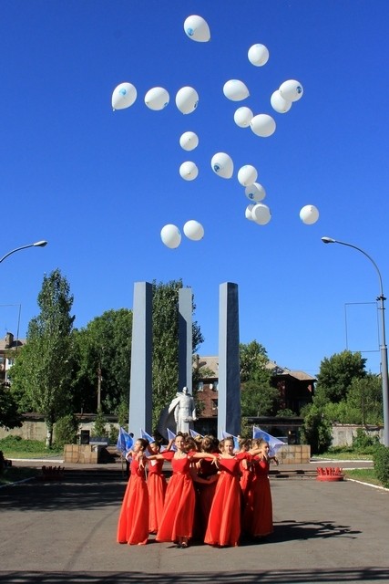Митинг-реквием в память о жертвах украинской агрессии в пос. Тельмана и Алчевска