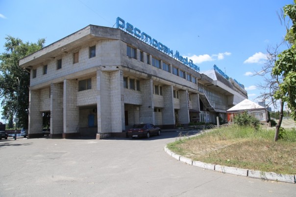 Некогда славный и крупнейшый речморвокзал Украины покрывается паутиной и зарастает травой Некогда славный и крупнейшый речморвокзал Украины покрывается паутиной и зарастает травой