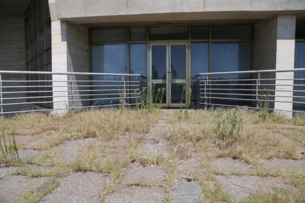 Некогда славный и крупнейшый речморвокзал Украины покрывается паутиной и зарастает травой Некогда славный и крупнейшый речморвокзал Украины покрывается паутиной и зарастает травой