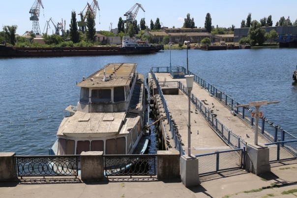 Некогда славный и крупнейшый речморвокзал Украины покрывается паутиной и зарастает травой Некогда славный и крупнейшый речморвокзал Украины покрывается паутиной и зарастает травой