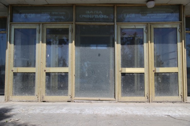 Некогда славный и крупнейшый речморвокзал Украины покрывается паутиной и зарастает травой Некогда славный и крупнейшый речморвокзал Украины покрывается паутиной и зарастает травой