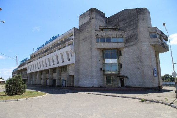 Некогда славный и крупнейшый речморвокзал Украины покрывается паутиной и зарастает травой Некогда славный и крупнейшый речморвокзал Украины покрывается паутиной и зарастает травой