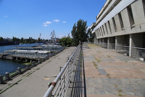 Некогда славный и крупнейшый речморвокзал Украины покрывается паутиной и зарастает травой Некогда славный и крупнейшый речморвокзал Украины покрывается паутиной и зарастает травой