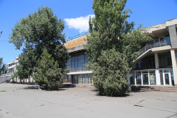 Некогда славный и крупнейшый речморвокзал Украины покрывается паутиной и зарастает травой Некогда славный и крупнейшый речморвокзал Украины покрывается паутиной и зарастает травой