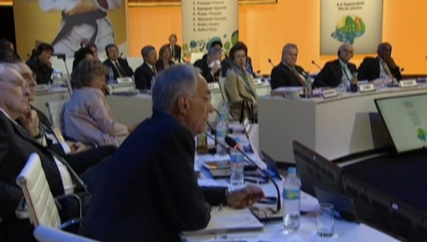 Спортсмены: ВАДА просит взятки за отрицательные допинг-пробы | WADA обороняется от нападок МОК