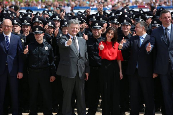 В беде — не сробеет,— спасет…