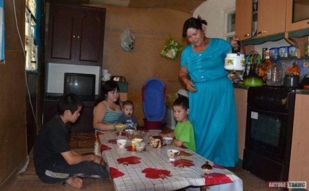 Многодетная мать из Актобе угрожает самоподжогом Многодетная мать из Актобе угрожает самоподжогом