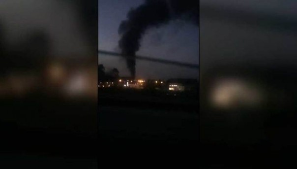 На горящем складе в Свердловской области начала взрываться пиротехника