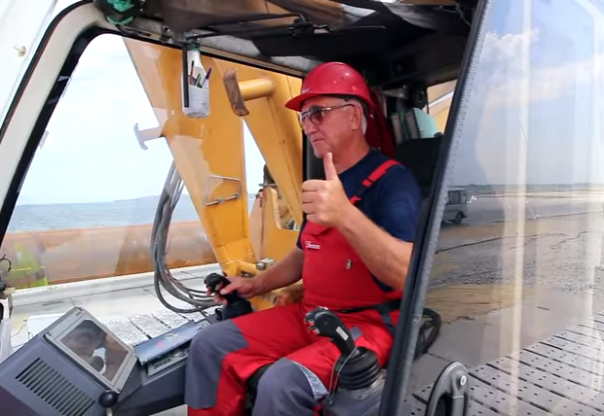 "Я забиваю сваю". Песня строителя Крымского моста.