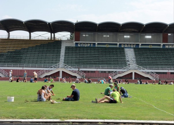 В Керчи после реконструкции стадиона школьники пропалывают сорняк В Керчи после реконструкции стадиона школьники пропалывают сорняк