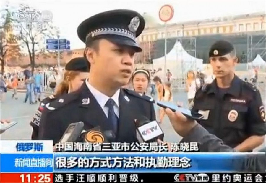 Китайская туристическая полиция прошлась патрулем по Красной площади Китайская туристическая полиция прошлась патрулем по Красной площади