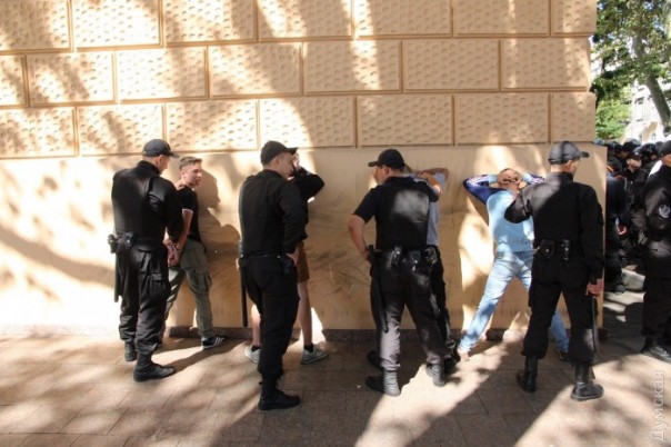 Евроскакуны провели гей-парад в Одессе: есть задержанные Евроскакуны провели гей-парад в Одессе: есть задержанные