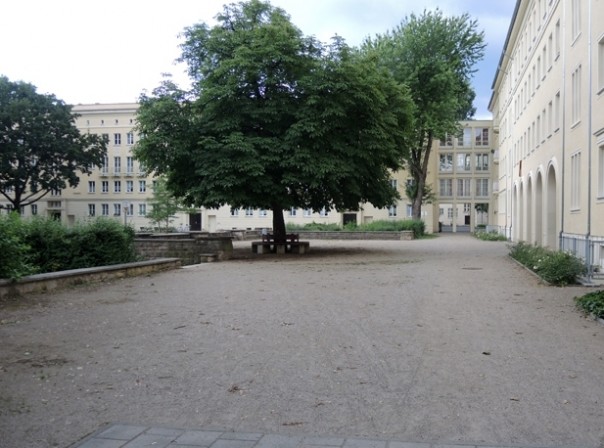 Жители бывшей ГДР: СССР нас бросил, а западные немцы ограбили и превратили в колонию