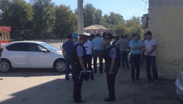 ЧП в Астане: грабитель взял в заложники сотрудников ломбарда. Освобожден один человек