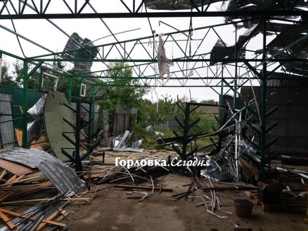 Горловка этой ночью подверглась жесточайшему обстрелу, сгорели два дома, девять повреждены