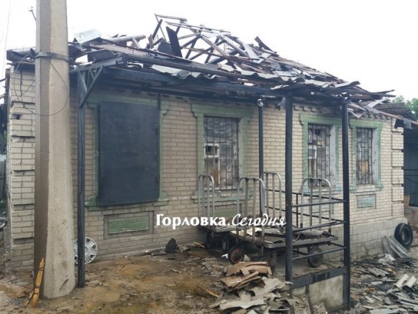 Горловка этой ночью подверглась жесточайшему обстрелу, сгорели два дома, девять повреждены