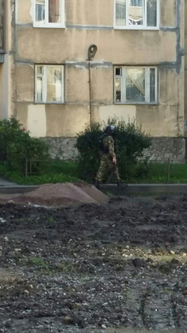 Взрывы, скорая, спецназ: спецоперация в жилом доме в Петербурге