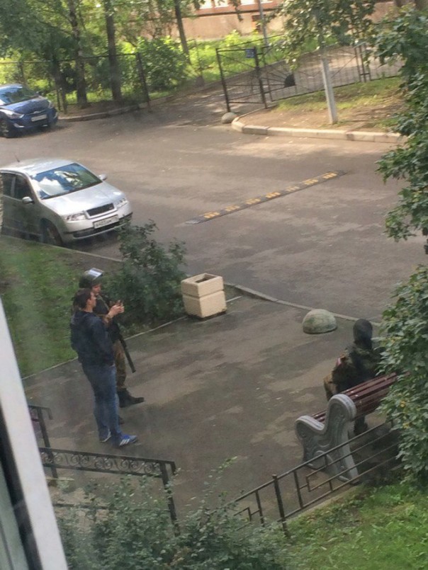 Взрывы, скорая, спецназ: спецоперация в жилом доме в Петербурге