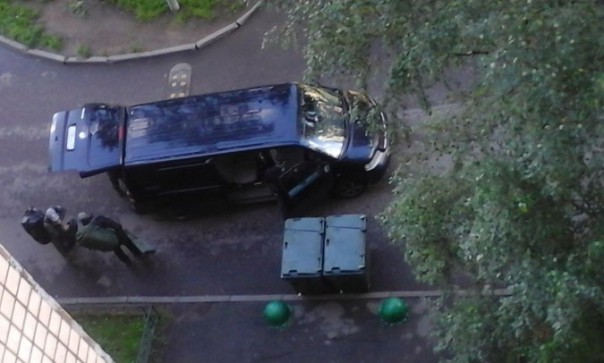 Взрывы, скорая, спецназ: спецоперация в жилом доме в Петербурге