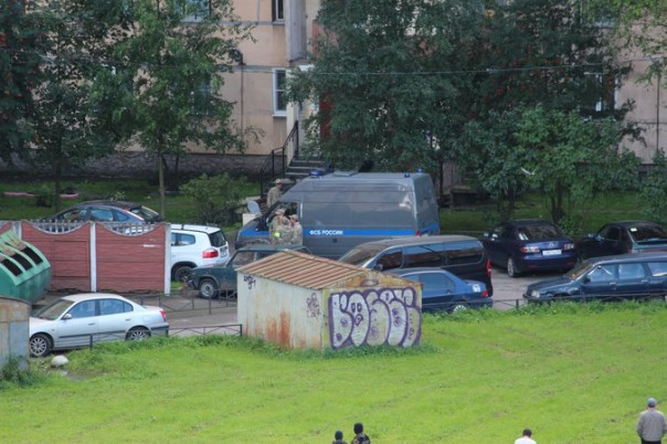 Взрывы, скорая, спецназ: спецоперация в жилом доме в Петербурге