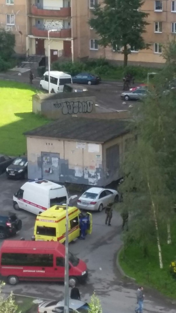 Взрывы, скорая, спецназ: спецоперация в жилом доме в Петербурге