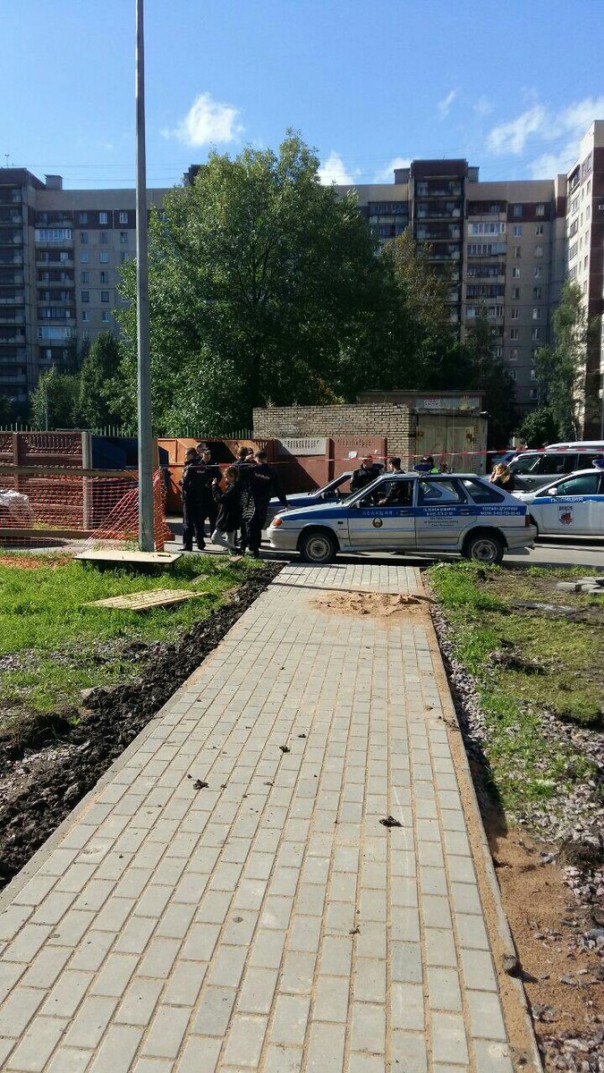 Взрывы, скорая, спецназ: спецоперация в жилом доме в Петербурге