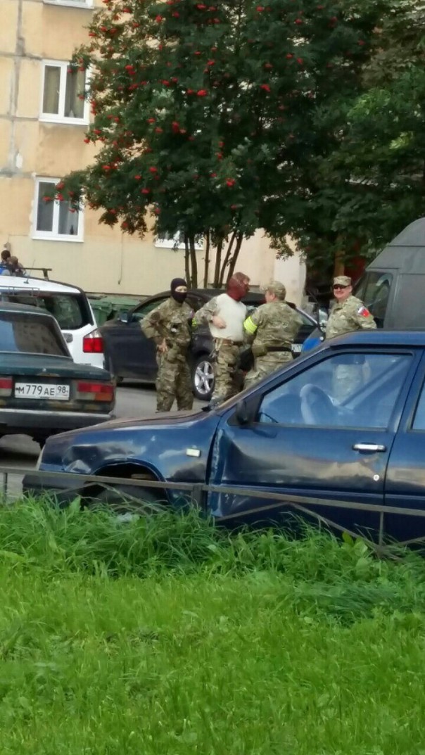 Взрывы, скорая, спецназ: спецоперация в жилом доме в Петербурге