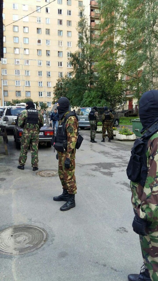 Взрывы, скорая, спецназ: спецоперация в жилом доме в Петербурге
