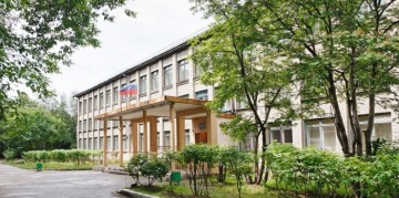 Новосибирский губернатор запретил иностранцам работать в школах и водить автобусы