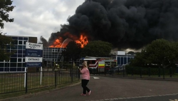 В Британии крупный пожар и взрывы в средней школе