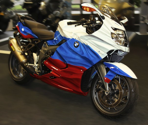 Скутерист, с флагом РФ на номере, избил львовских волонтеров