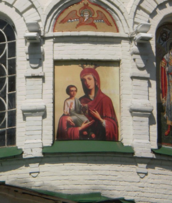 В Полтаве закрасили фрески на храме с Петром I, топчущим желто-синий флаг В Полтаве закрасили фрески на храме с Петром I, топчущим желто-синий флаг