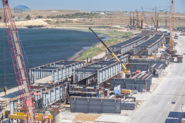 Киностудия "МосТфильм" представляет: возведение судоходной арки Крымского моста из Lego для настоящих мужиков