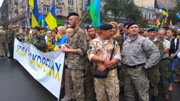 Херои АТЫ прокляли Порошенко на параде в Киеве: У ВСУ есть только поражения!