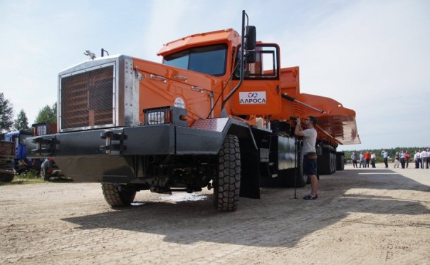 Для российских алмазодобытчиков построили уникальный 130-тонный автопоезд